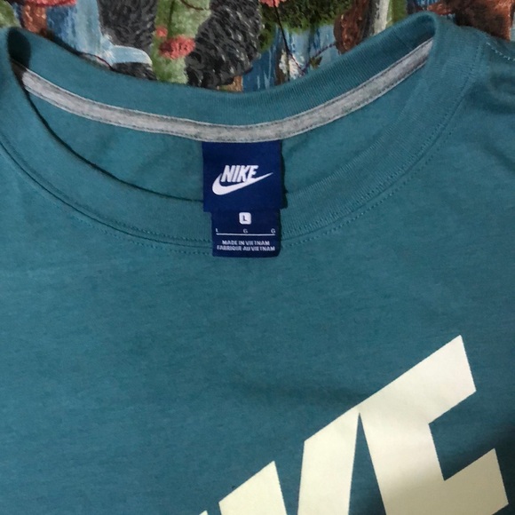 Nike tee - Picture 2 of 2